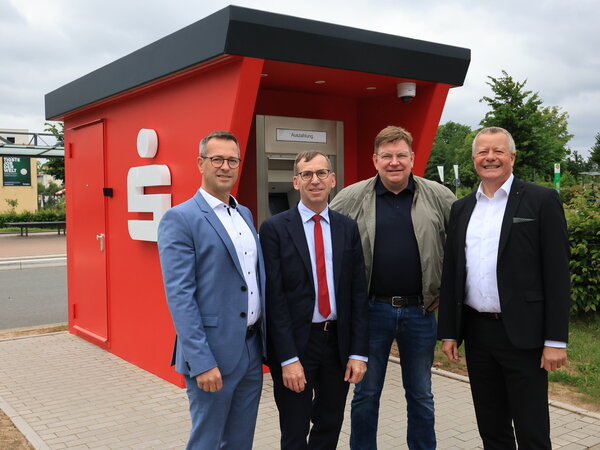 Bild vergr&ouml;&szlig;ern: 260615_Sparkasse-Geldautomat(c)Stadt-Warburg (1)