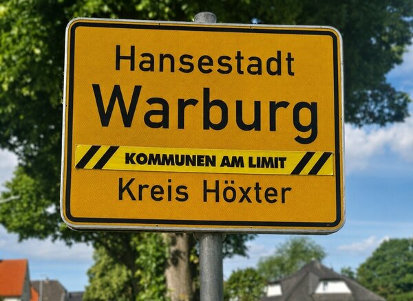 260618_Ortsschild-Warburg-mit-Trassierband(c)Stadt-Warburg