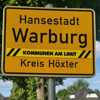 260618_Ortsschild-Warburg-mit-Trassierband(c)Stadt-Warburg