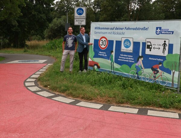 Das neue Info-Banner an der Warburger Fahrradstra&szlig;e