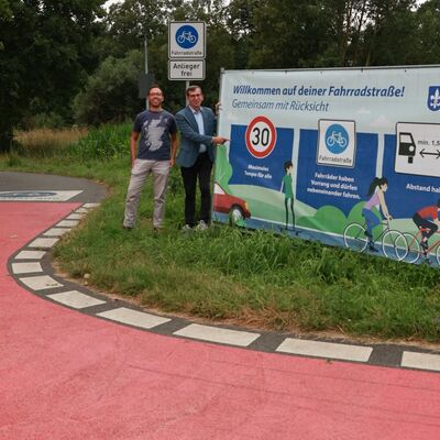 Das neue Info-Banner an der Warburger Fahrradstra&szlig;e