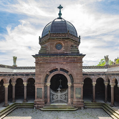 Bild vergr&ouml;&szlig;ern: Mausoleum-Calenberg-Vorderseite(c)Stadt-Warburg