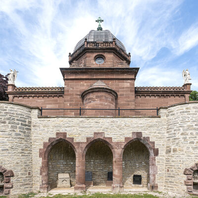 Bild vergr&ouml;&szlig;ern: Mausoleum-Calenberg-R�ckseite(c)Stadt-Warburg
