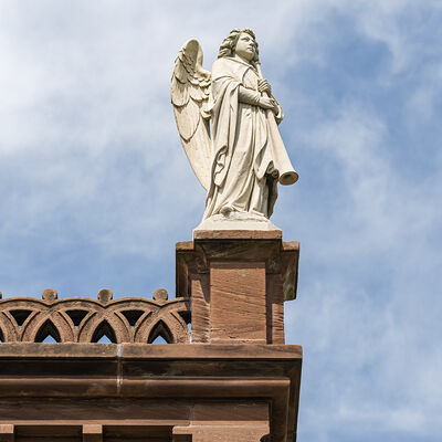 Bild vergr&ouml;&szlig;ern: Mausoleum-Figur_Dach(c)Stadt-Warburg